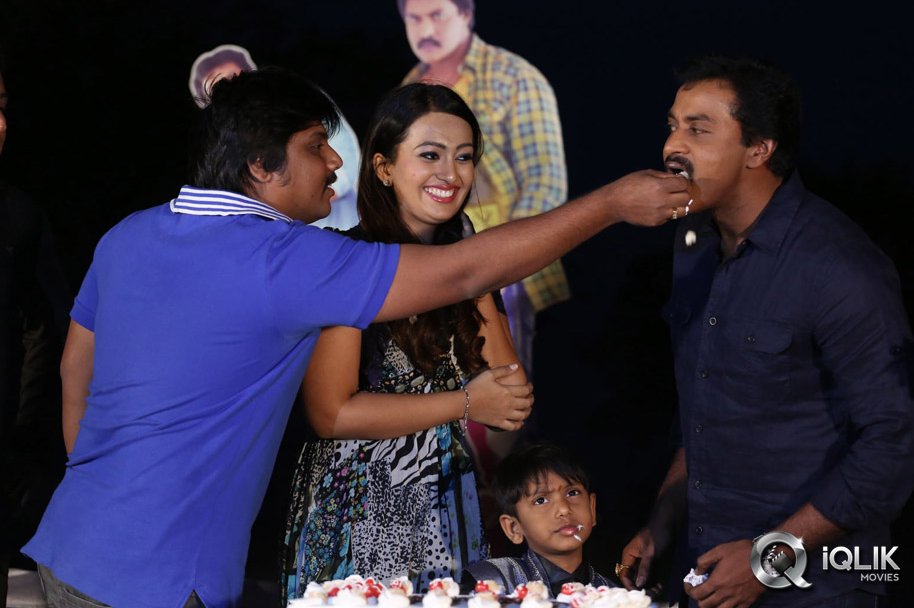 Sunil-Birthday-Celebrations-with-Bheemavaram-Bullodu-Team